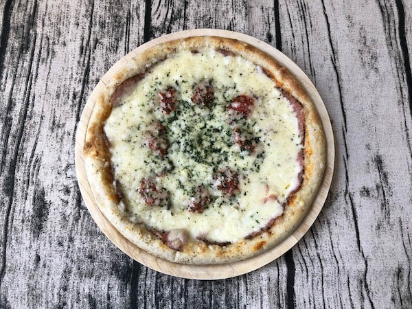 ピザ プティ・ギャルソンの冷凍ピザ「パストラミとカマンベールのピザ」出来上がり