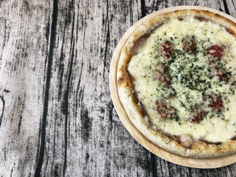 ピザ プティ・ギャルソンの冷凍ピザ「パストラミとカマンベールのピザ」出来上がり