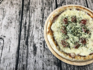 【口コミレビュー】プティ・ギャルソンの「パストラミとカマンベールのピザ」【人気No.1の実力】