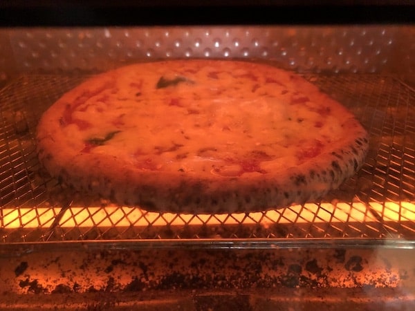 セブンイレブンの冷凍ピザ「金のマルゲリータ」をオーブントースターで加熱
