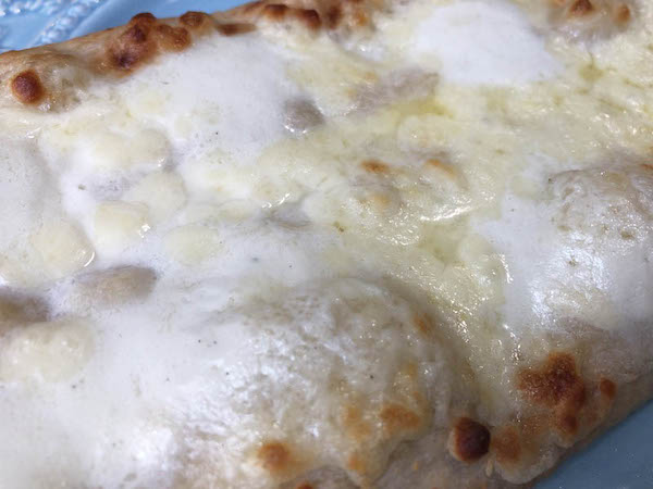 SVILAの業務用冷凍ピザ「４種のチーズピザ」のチーズ