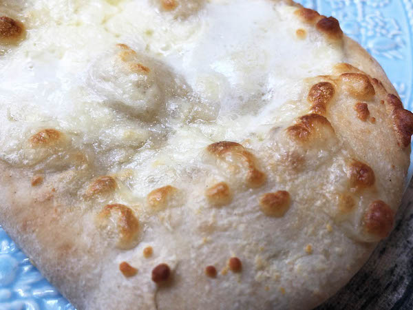 SVILAの業務用冷凍ピザ「４種のチーズピザ」の生地