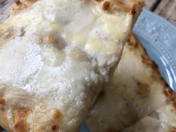 SVILAの業務用冷凍ピザ「４種のチーズピザ」のチーズ