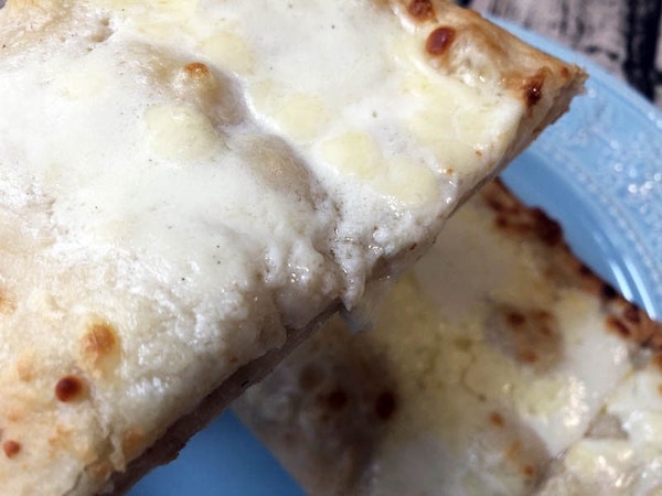 SVILAの業務用冷凍ピザ「４種のチーズピザ」のチーズ