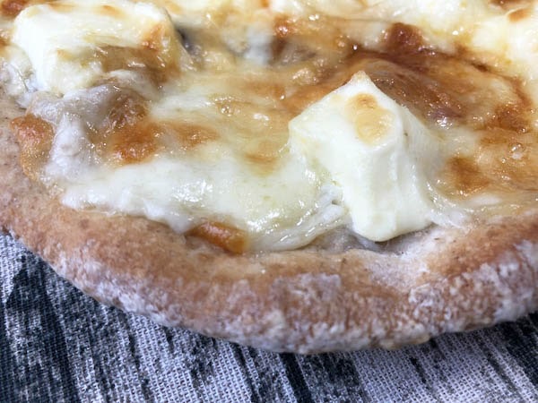 ピザハウスロッソの「チーズ&チーズホワイトソース」のピザ生地