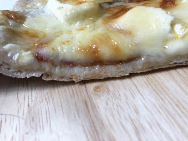 ピザハウスロッソの「チーズ&チーズホワイトソース」の断面