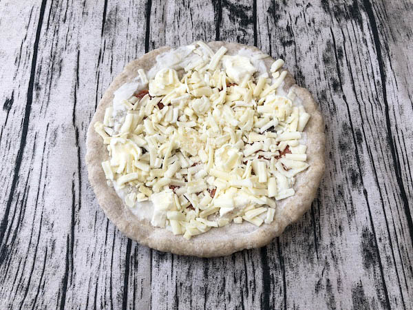 冷凍されたピザハウスロッソの「チーズ&チーズホワイトソース」
