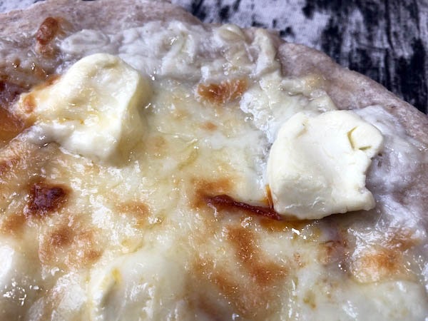 ピザハウスロッソの「チーズ&チーズホワイトソース」の大きなチーズ