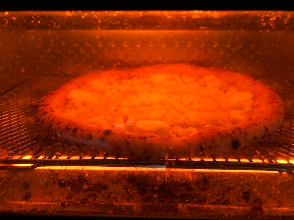 eatime（イータイム）の冷凍ピザ「4種のチーズとはちみつで楽しむクアトロフォルマッジ」をオーブントースターで焼く
