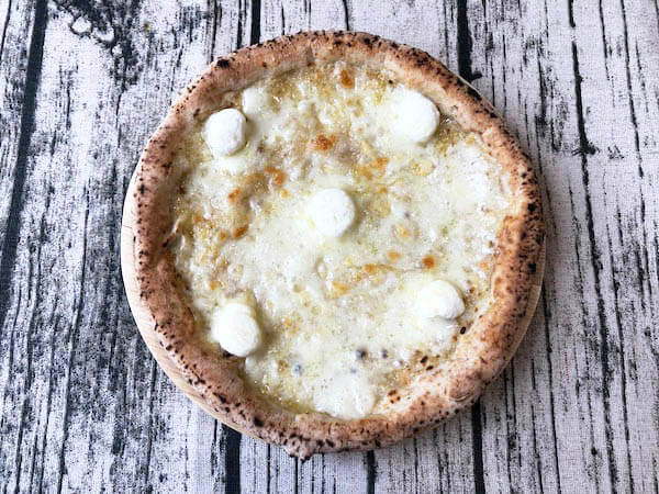 eatime（イータイム）の冷凍ピザ「4種のチーズとはちみつで楽しむクアトロフォルマッジ」出来上がり！