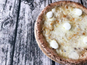 【口コミレビュー】eatimeの冷凍ピザ「4種のチーズとはちみつで楽しむクアトロフォルマッジ」