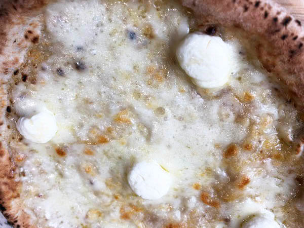 eatime（イータイム）の冷凍ピザ「4種のチーズとはちみつで楽しむクアトロフォルマッジ」