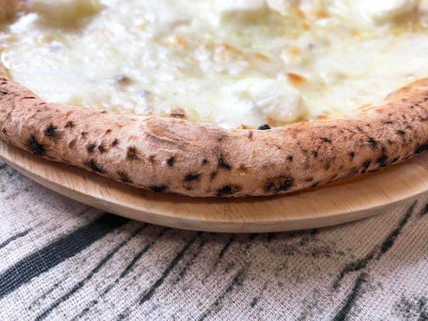 eatime（イータイム）の冷凍ピザ「4種のチーズとはちみつで楽しむクアトロフォルマッジ」のコルニチョーネ