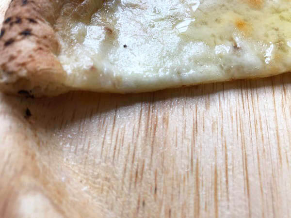 eatimeの冷凍ピザ「4種のチーズとはちみつで楽しむクアトロフォルマッジ」断面