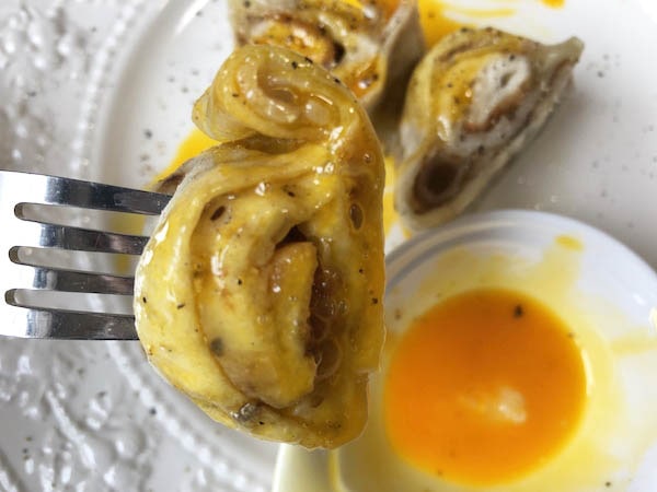 ジャンカルロ東京のバトンピッツァ「ジャンカルロ」を卵黄にディップ