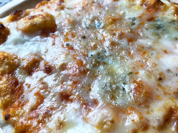 冷凍されたpicard（ピカール）の「レンジで！4種類のチーズピッツァ」のチーズ