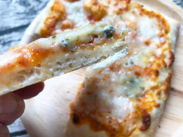 冷凍されたpicard（ピカール）の「レンジで！4種類のチーズピッツァ」の生地断面