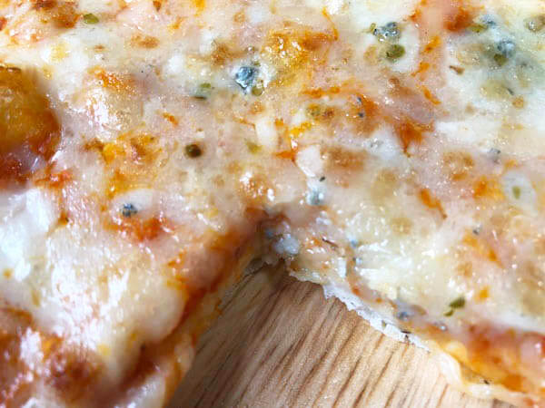 冷凍されたpicard（ピカール）の「レンジで！4種類のチーズピッツァ」の生地断面
