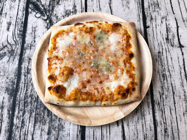 冷凍されたpicard（ピカール）の「レンジで！4種類のチーズピッツァ」出来上がり！