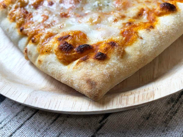 冷凍されたpicard（ピカール）の「レンジで！4種類のチーズピッツァ」の生地