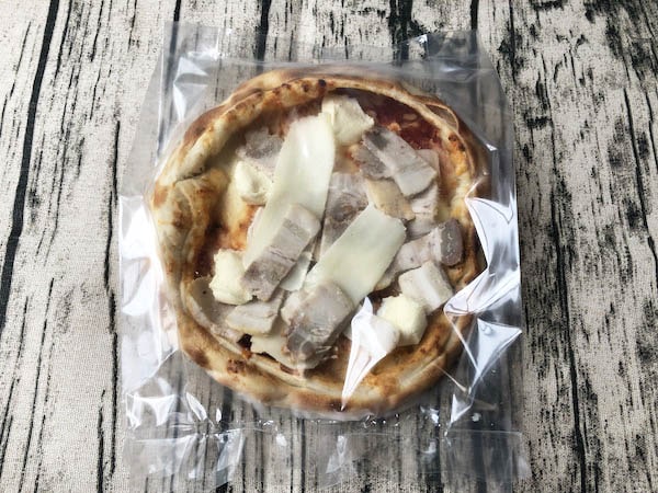 冷凍された「森のピザ工房ルヴォワール」の「蔵王のお釜ピザ 自家製ベーコン」