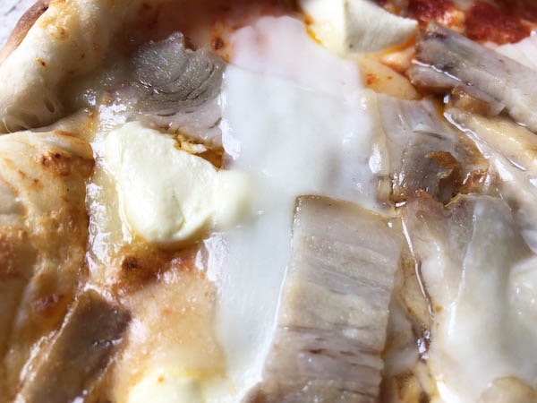 「森のピザ工房ルヴォワール」の「蔵王のお釜ピザ 自家製ベーコン」のトッピング