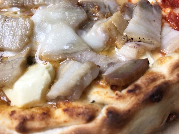 「森のピザ工房ルヴォワール」の「蔵王のお釜ピザ 自家製ベーコン」のトッピング