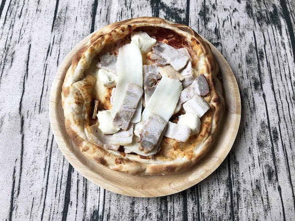 冷凍された「森のピザ工房ルヴォワール」の「蔵王のお釜ピザ 自家製ベーコン」