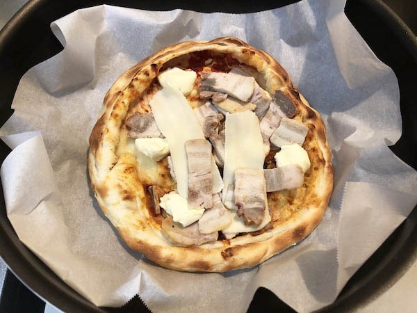 「森のピザ工房ルヴォワール」の「蔵王のお釜ピザ 自家製ベーコン」をフライパンにのせる
