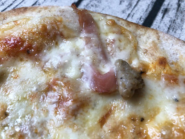 ピザハウスロッソの「イタリアンソーセージとベーコン」のベーコン