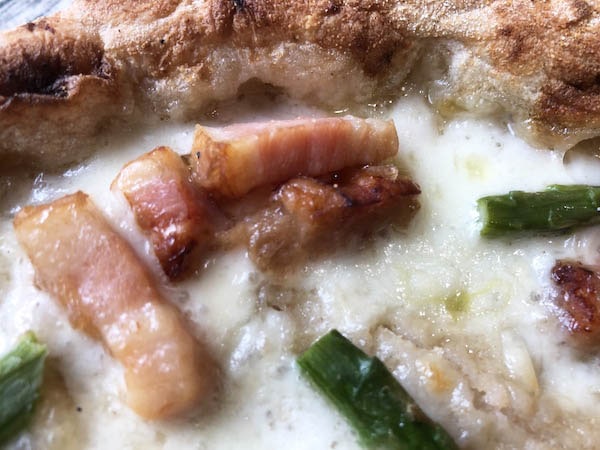 ピッツェリア・ダ・グランツァの冷凍ピザ「ピッツァ・カルボナーラ」の肉厚ベーコン