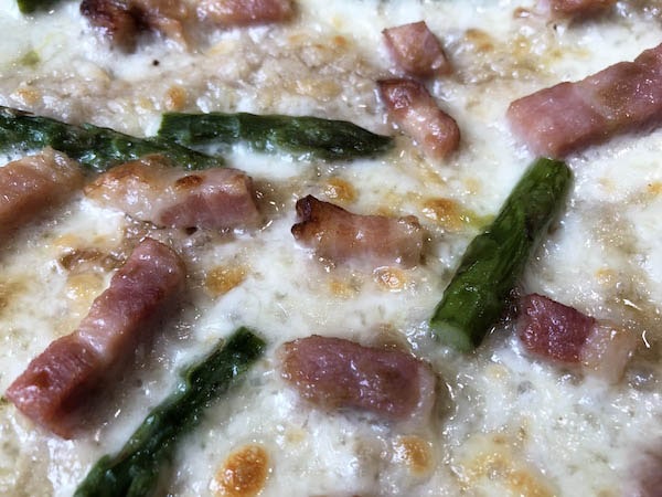 ピッツェリア・ダ・グランツァの冷凍ピザ「ピッツァ・カルボナーラ」のシャキシャキアスパラ