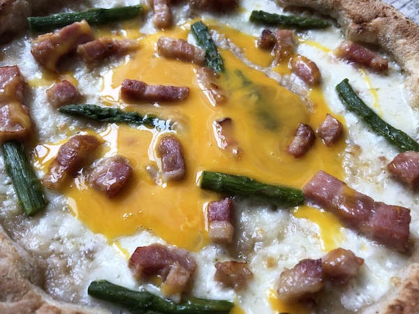 ピッツェリア・ダ・グランツァの冷凍ピザ「ピッツァ・カルボナーラ」に卵黄をかける