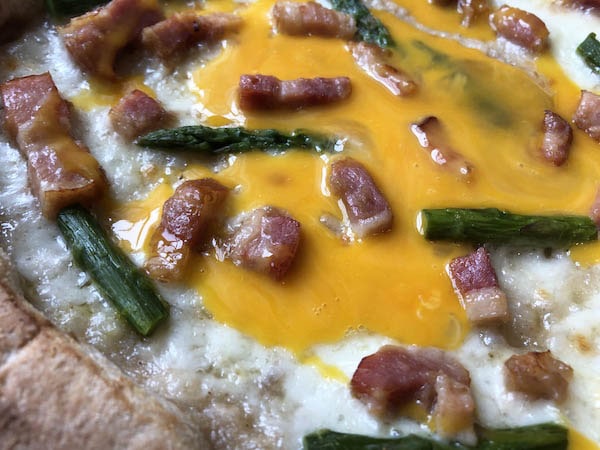 ピッツェリア・ダ・グランツァの冷凍ピザ「ピッツァ・カルボナーラ」に卵黄をかける