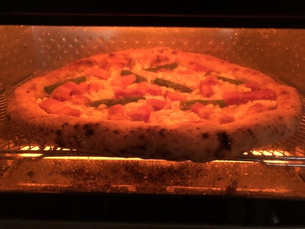 東急ベルSALUSが販売するピッツェリア・ダ・グランツァの冷凍ピザ「ピッツァ・カルボナーラ」をオーブントースターで焼く