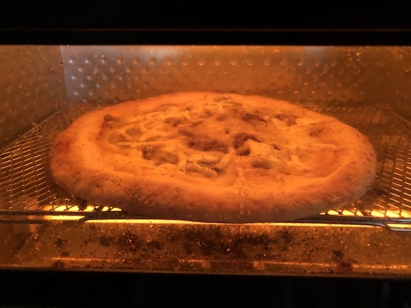 ビッグベアーズの冷凍ピザ「レモンステーキピザ」をオーブントースターで焼く