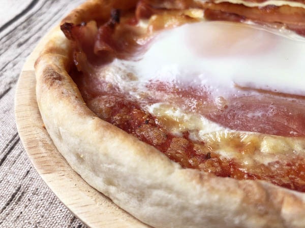 カーサ・カキヤの冷凍ピザ「お肉屋さんの旨ベーコンピザ」の生地
