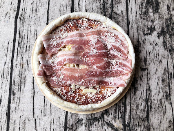 カーサ・カキヤの冷凍ピザ「お肉屋さんの旨ベーコンピザ」冷凍状態