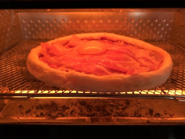 カーサ・カキヤの冷凍ピザ「お肉屋さんの旨ベーコンピザ」をオーブントースターで焼く