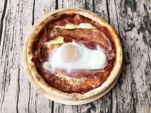 カーサ・カキヤの冷凍ピザ「お肉屋さんの旨ベーコンピザ」出来上がり！