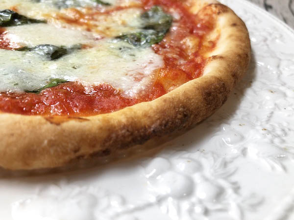 ICARO（イーカロ）のグルテンフリー冷凍ピザ「水牛モッツァレラチーズのマルゲリータ」のコルニチョーネ