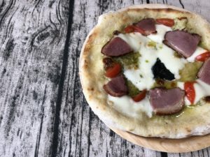 【口コミレビュー】薪窯ナポリピザ フォンターナの「合鴨スモークのマルゲリータ・ヴェルデ」