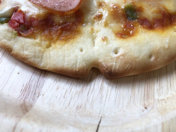 マルハニチロの冷凍ピザ「ミックスピザ3枚入」の生地