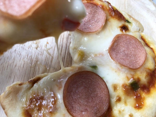 マルハニチロの冷凍ピザ「ミックスピザ3枚入」チーズが伸びる