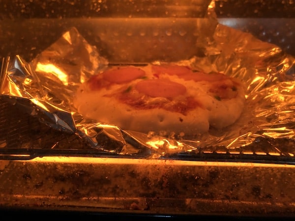 マルハニチロの冷凍ピザ「ミックスピザ3枚入」をオーブントースターで焼く