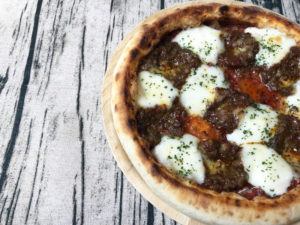 【日本三大和牛使用！】ピッコロッソの冷凍ピザ「神戸牛ボロネーゼ」を口コミレビュー！