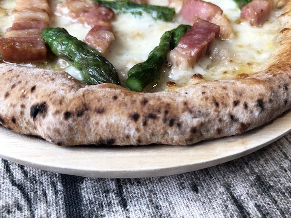 東急ベル「SALUS ONLINE MARKET」の冷凍ピザ「カルボナーラピッツァ」のコルニチョーネ（縁）
