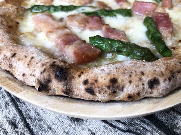 東急ベル「SALUS ONLINE MARKET」の冷凍ピザ「カルボナーラピッツァ」のコルニチョーネ（縁）