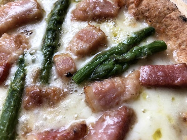 東急ベル「SALUS ONLINE MARKET」の冷凍ピザ「カルボナーラピッツァ」のアスパラ