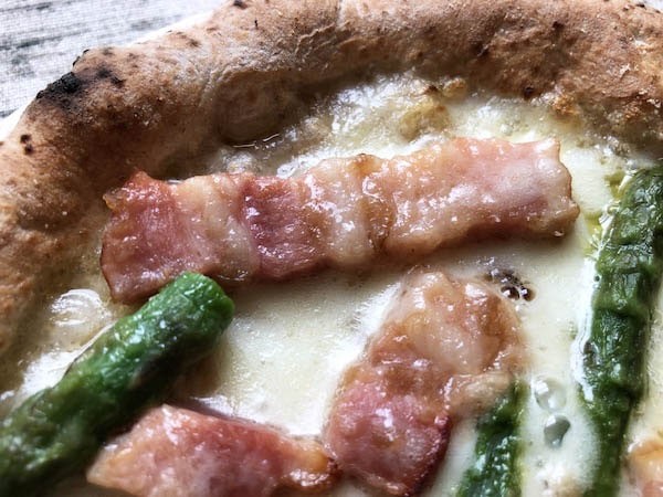 東急ベル「SALUS ONLINE MARKET」の冷凍ピザ「カルボナーラピッツァ」のベーコン